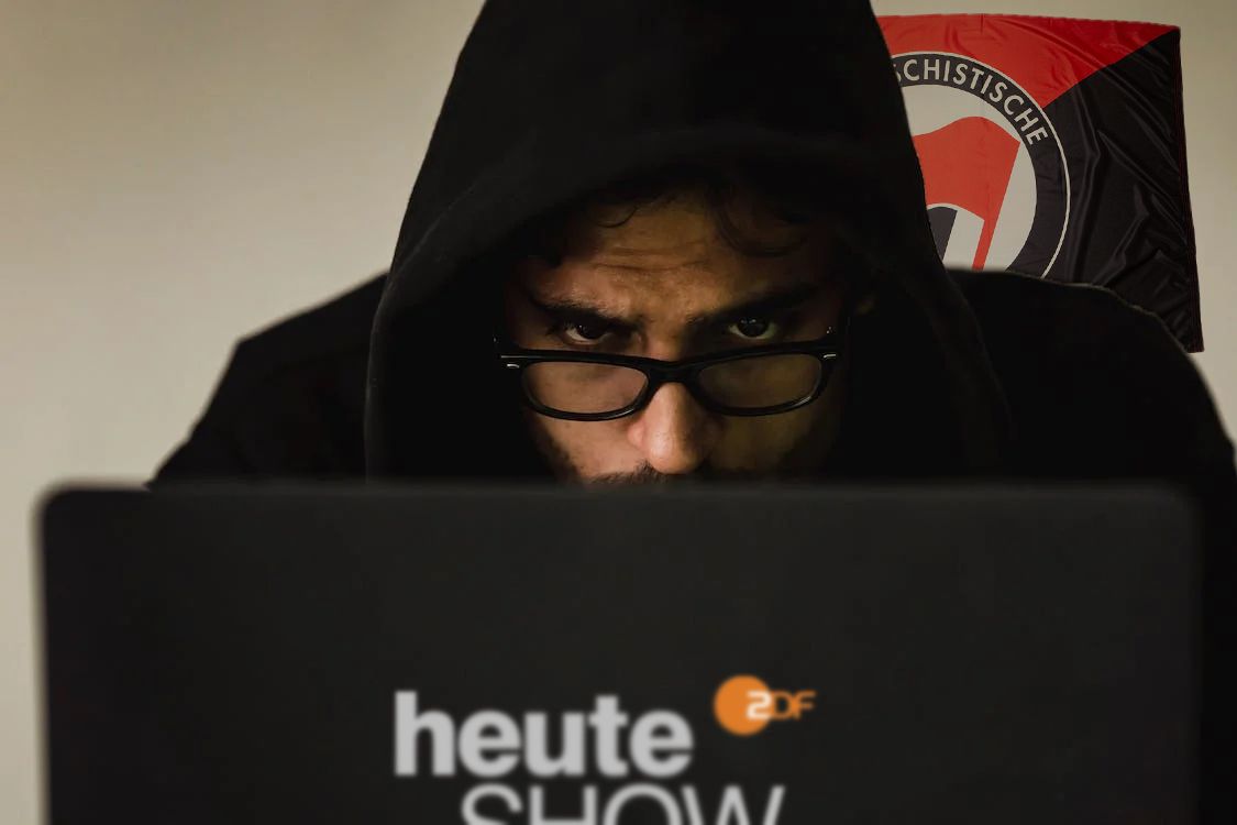 Antifa-Aktivist sitzt am Laptop und will Höcke "Bernd" nennen