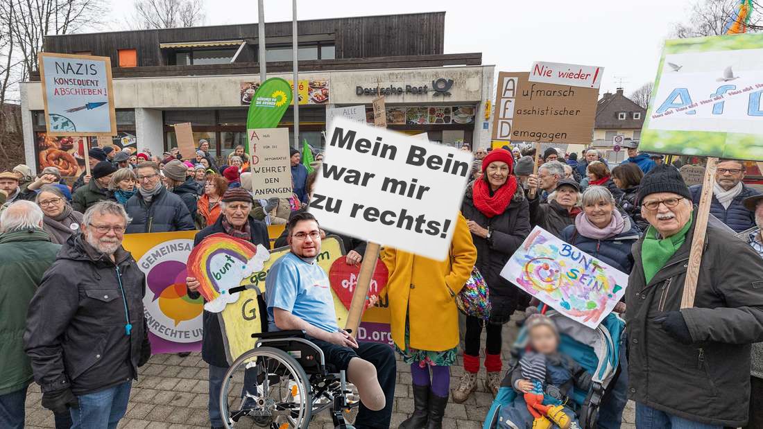 Mann im Rollstuhl ohne rechtes Bein auf Demo gegen Rechts