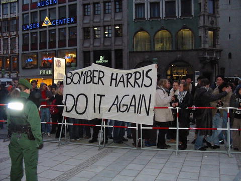 Demonstranten mit Schriftzug "Bomber Harris Do it again!"