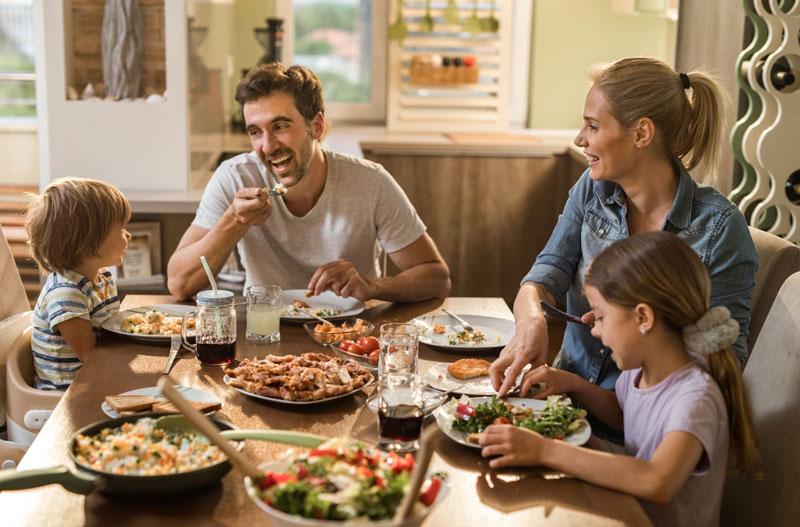 Normale Familie am Frühstückstisch