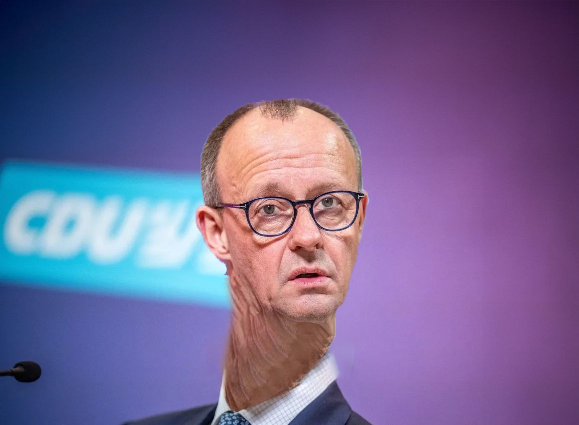 Friedrich Merz mit langgestrecktem Hals