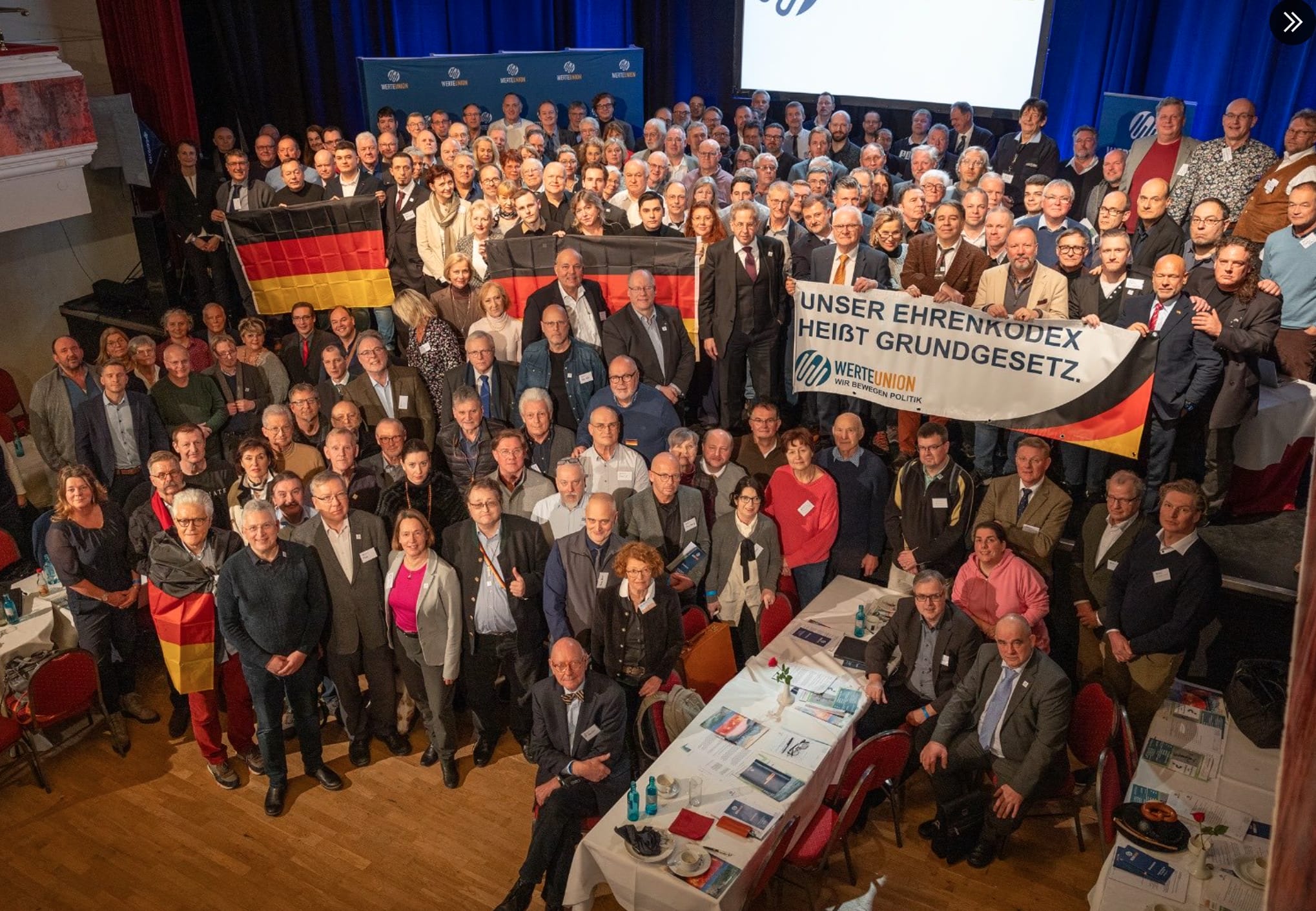 Gruppenfoto der WerteUnion mit Banner, HGM und Krall