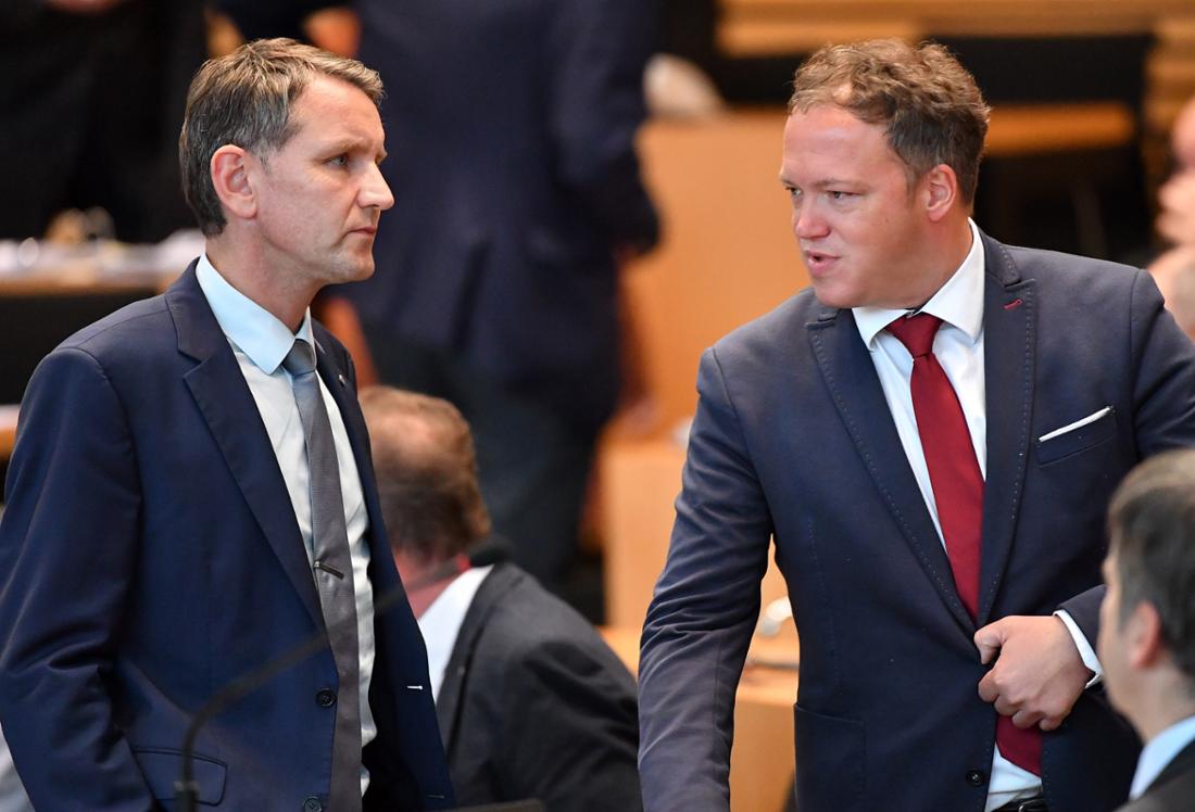 Björn Höcke und Mario Voigt stehen im Plenarsaal beisammen